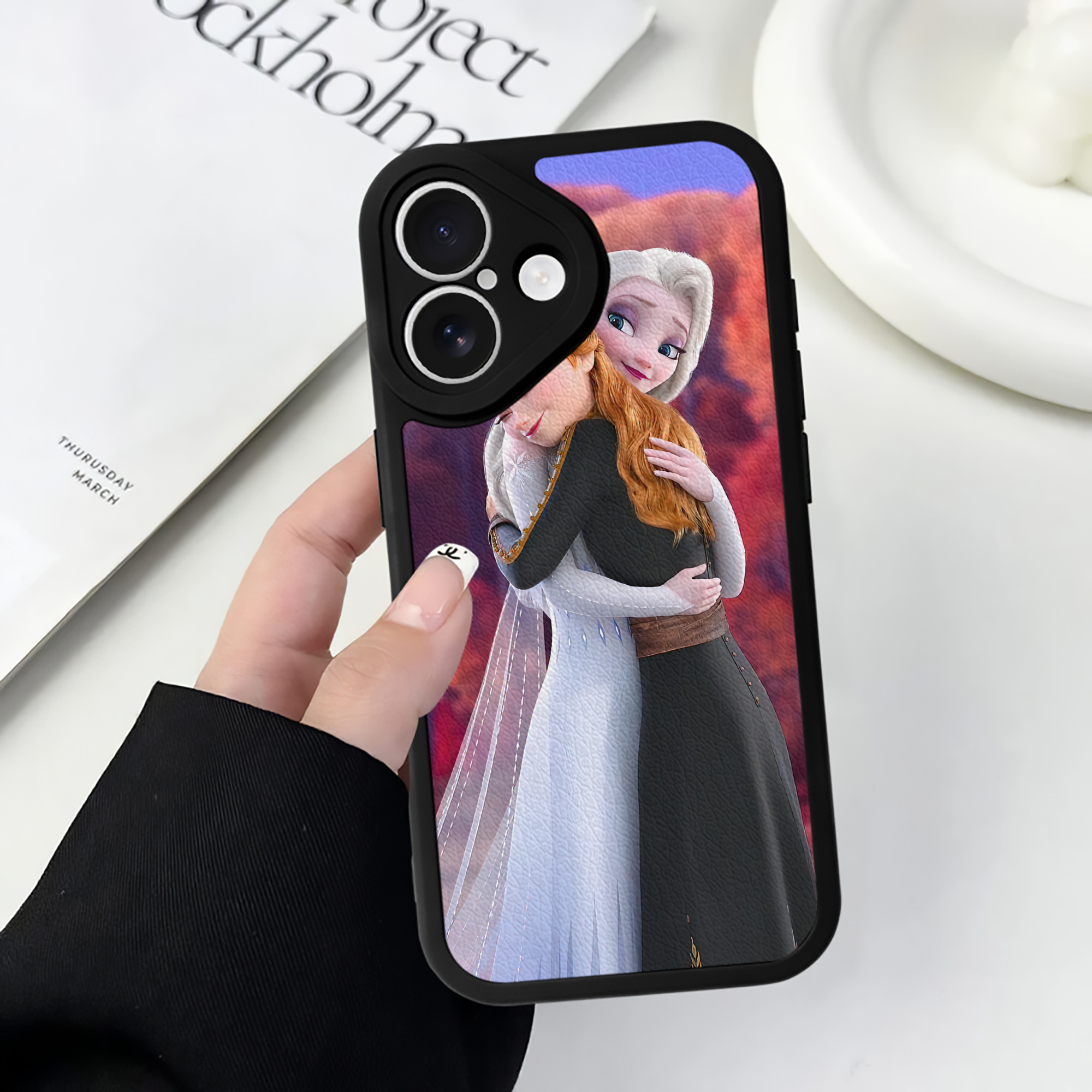 （画像用） アナと雪の女王 アンナ エルサ Frozen Anna Elsa 【iPhone 16シリーズ対応】シリコンスマホケース（レザー調） 材質：シリコン